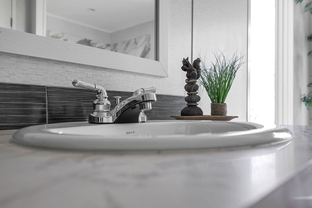 Valu premier 32643g interior and bathroom home features