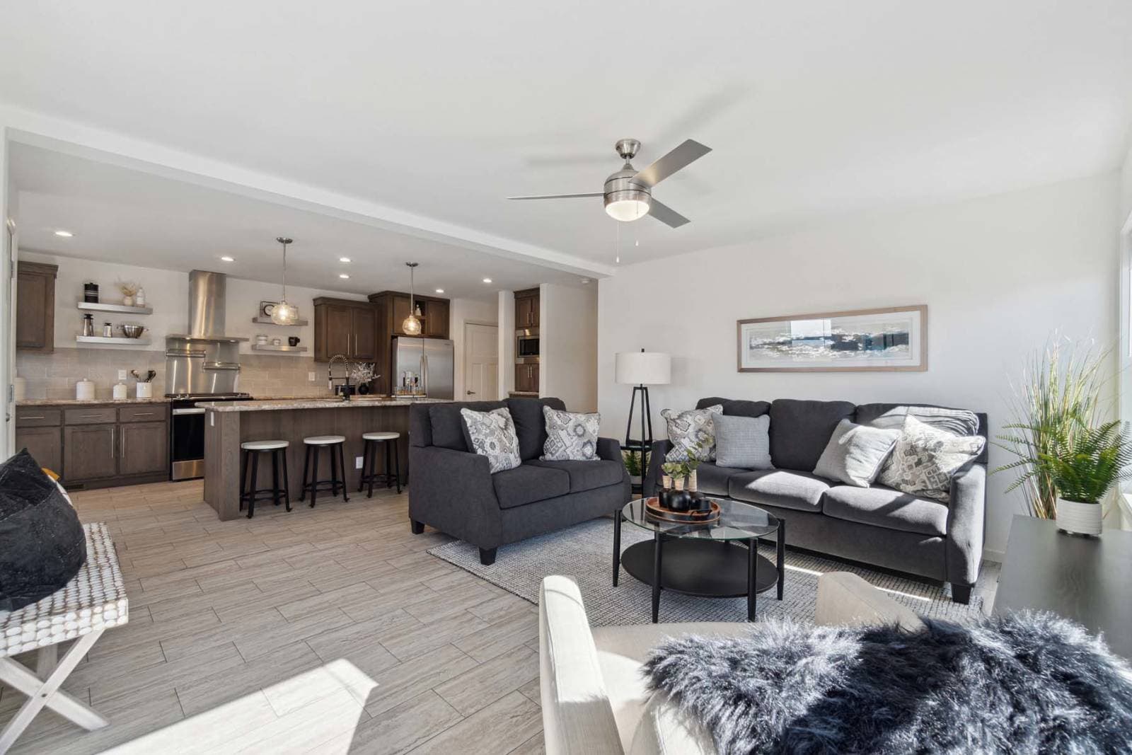 Aurora-e interior home features