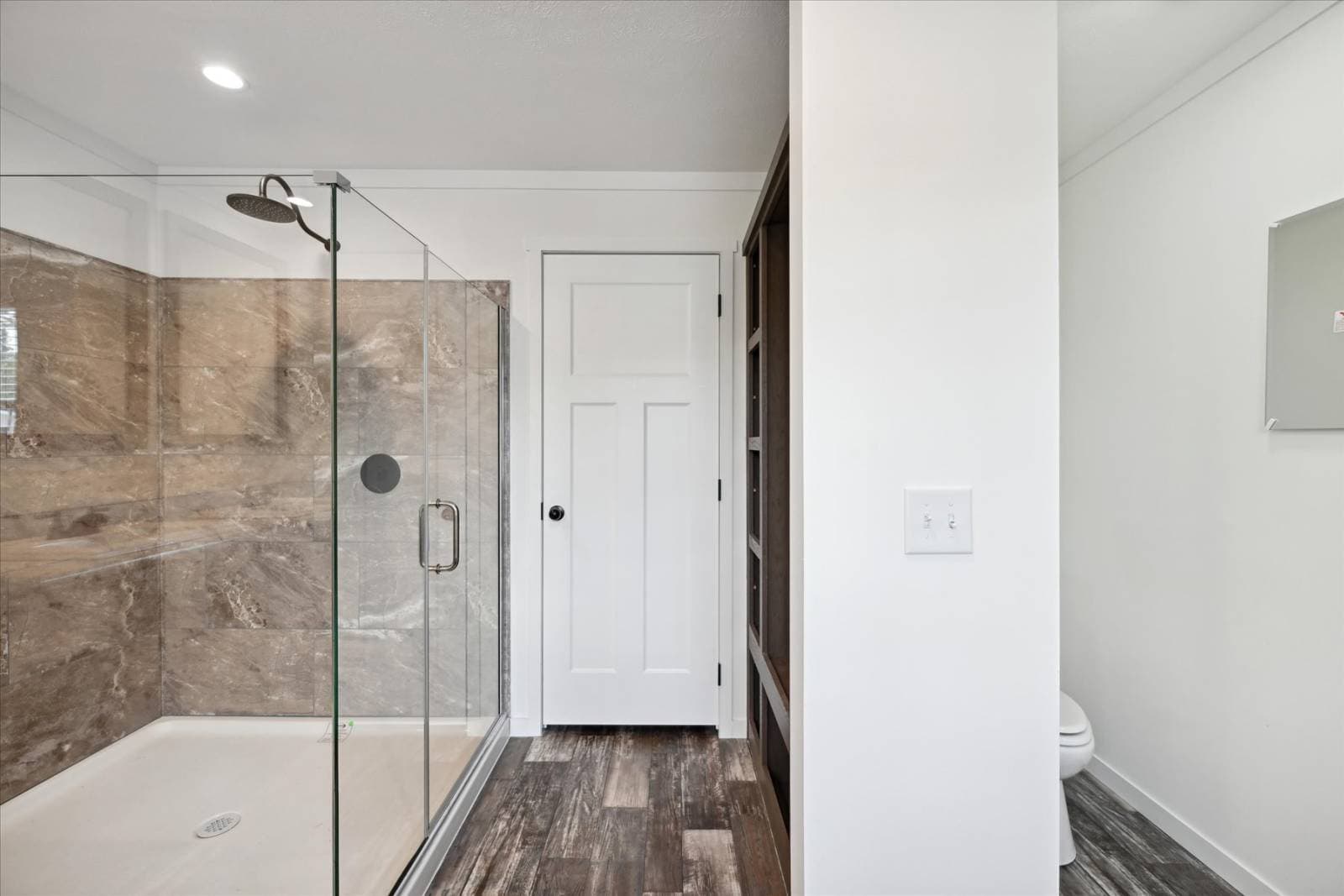 Elevate 56 bathroom home features