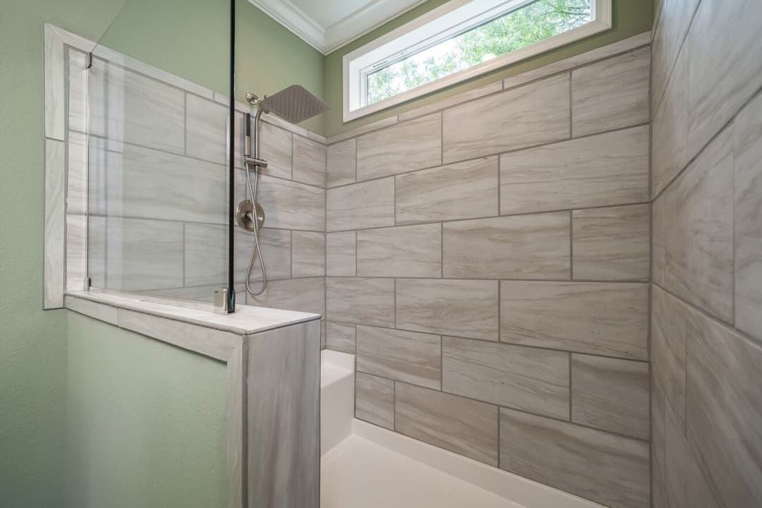 The chariot 24442a bathroom home features