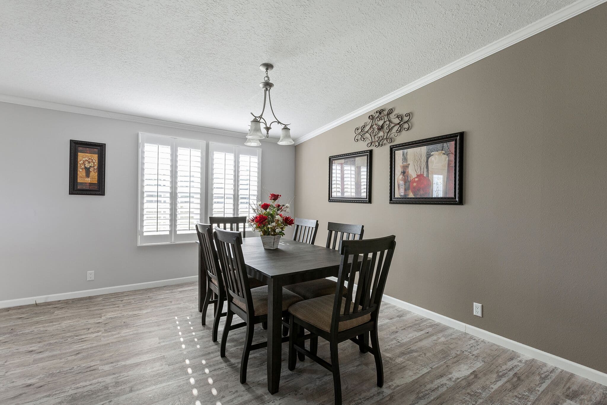 Adrian 3272 interior home features