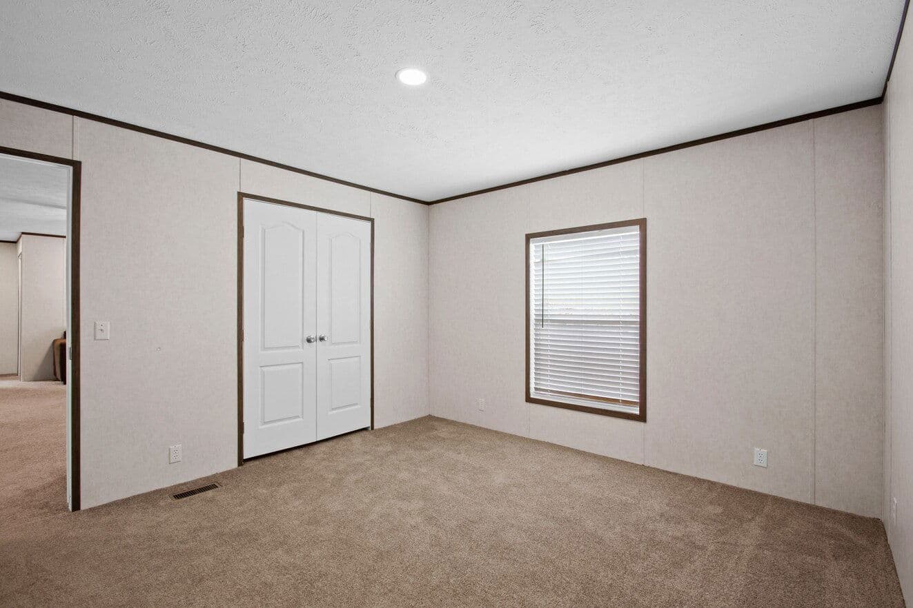 Express 28443w bedroom home features