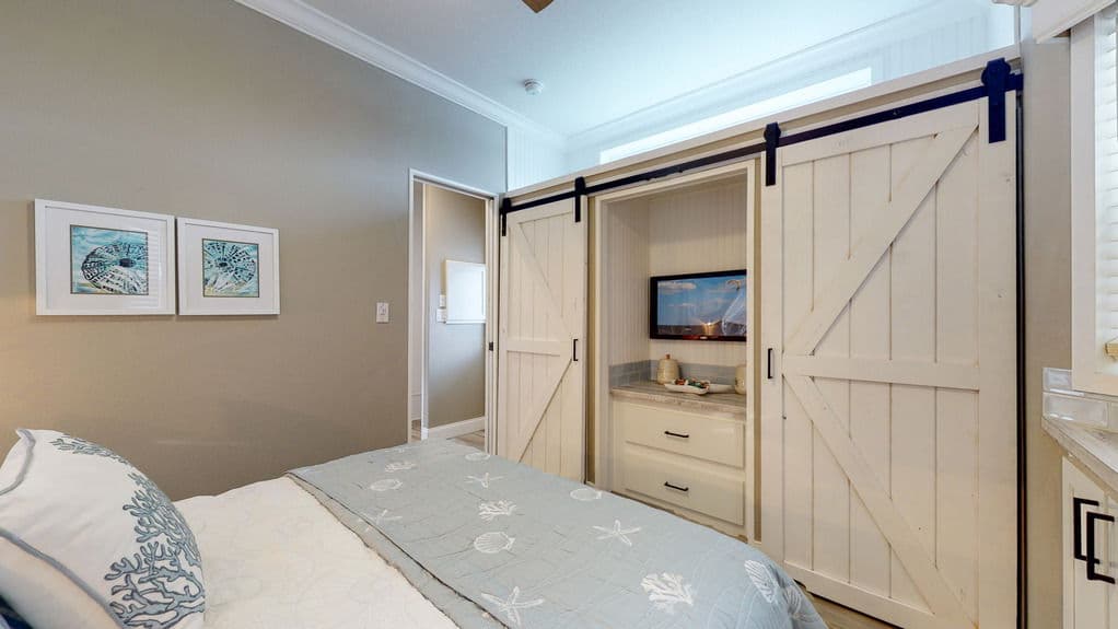 Hawk elite 13381b bedroom home features