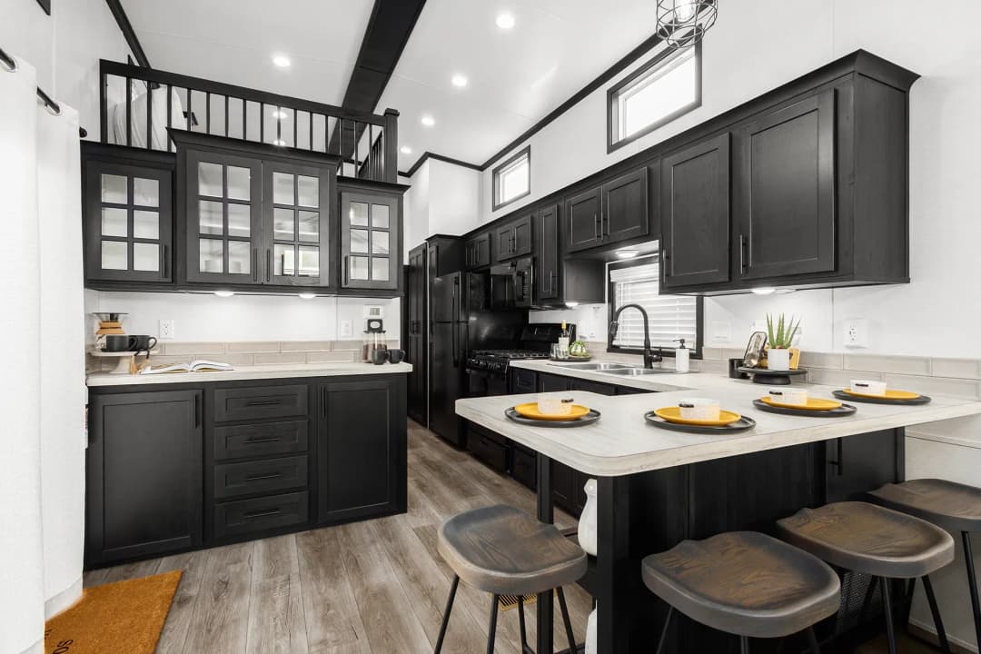 Lakeside 8104bk interior home features