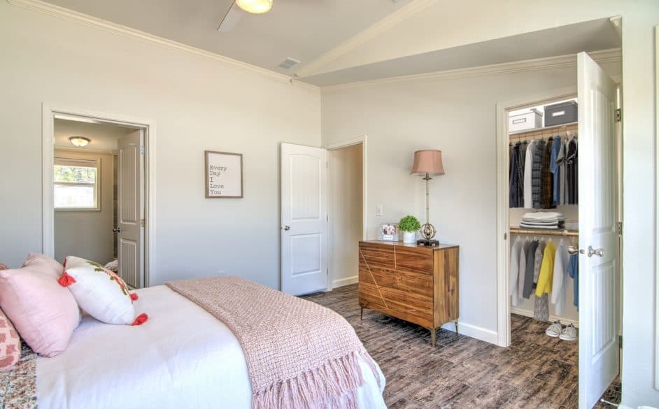 Falcon l40ep8 bedroom home features