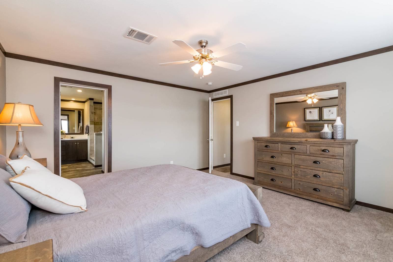 Titan extreme 3272c bedroom home features