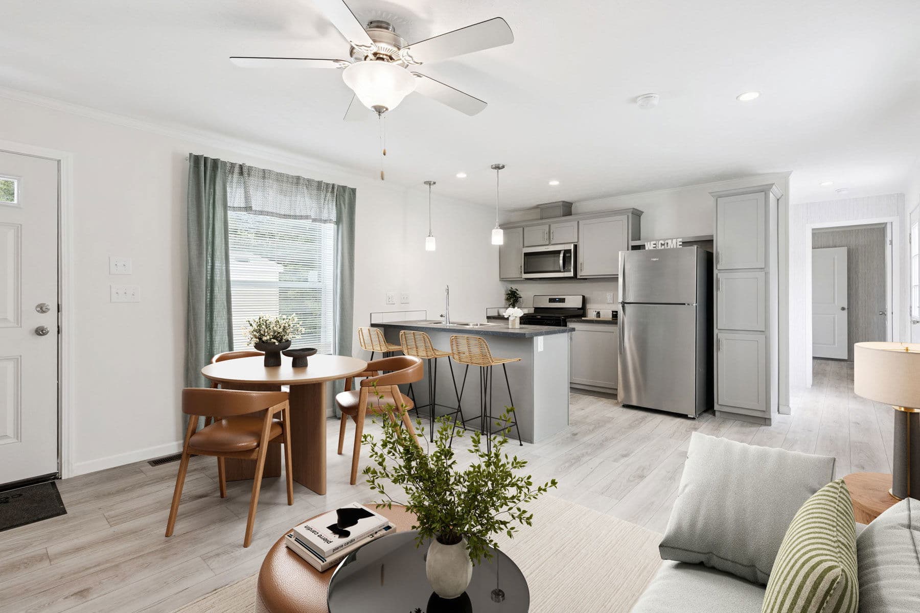 Achiever 6902 interior home features