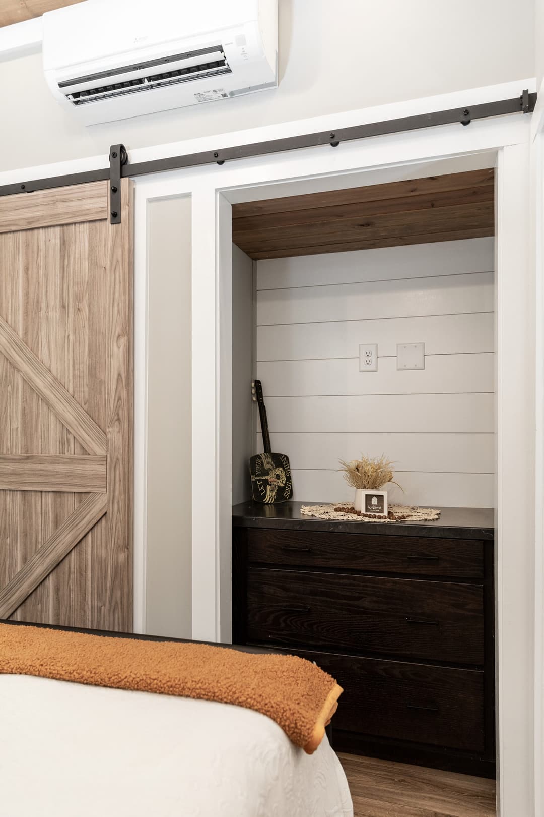 Swayback bedroom home features