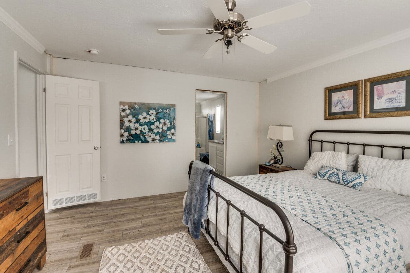 Emerald 28603a bedroom home features