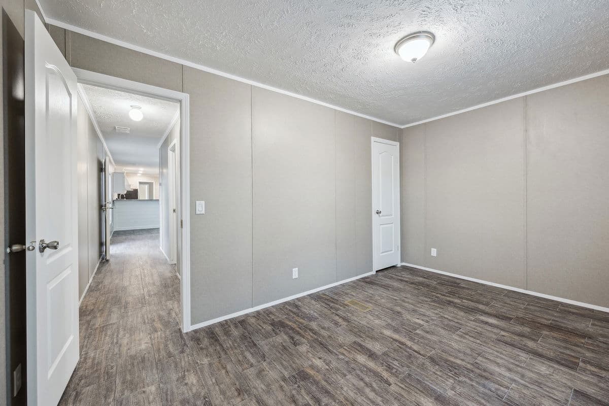 Md-102 bedroom home features