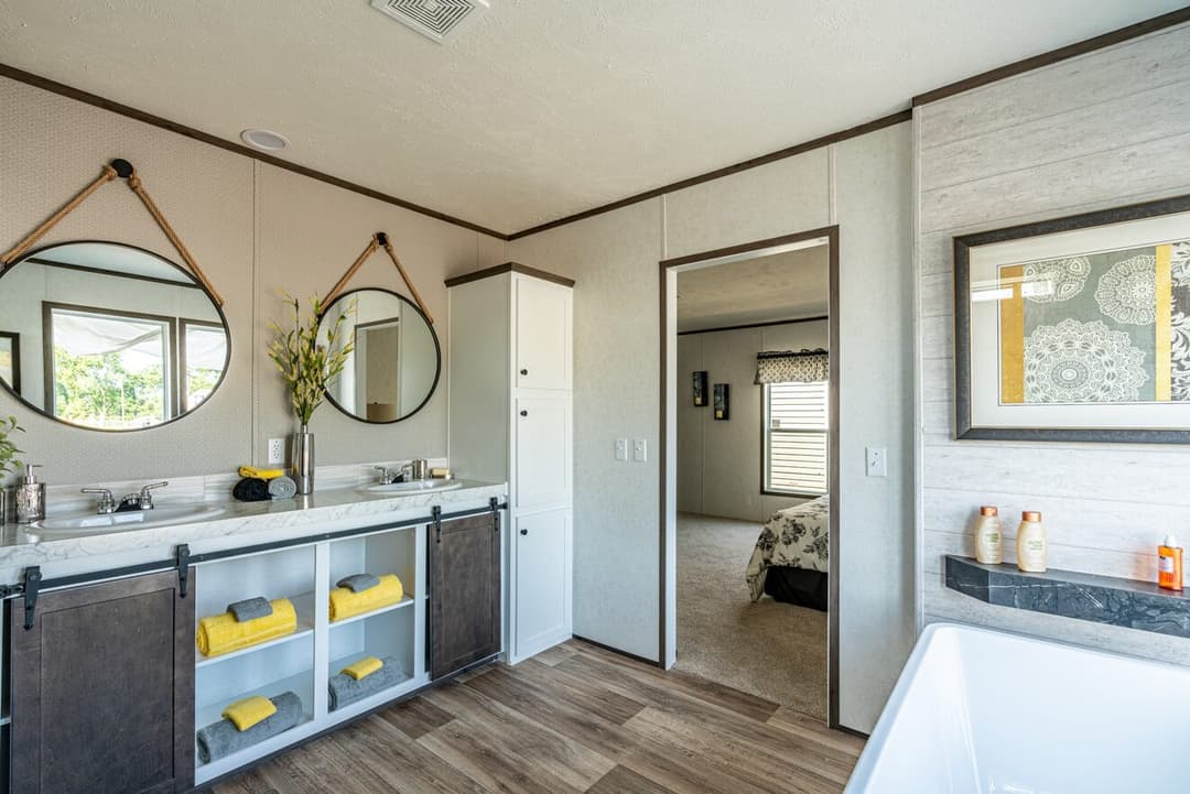 Entertainer 28764e bathroom home features