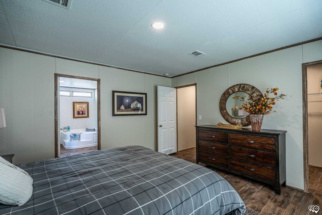 Pinnacle 28563p bedroom home features