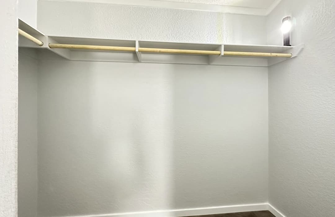 Emerald 16763b interior home features