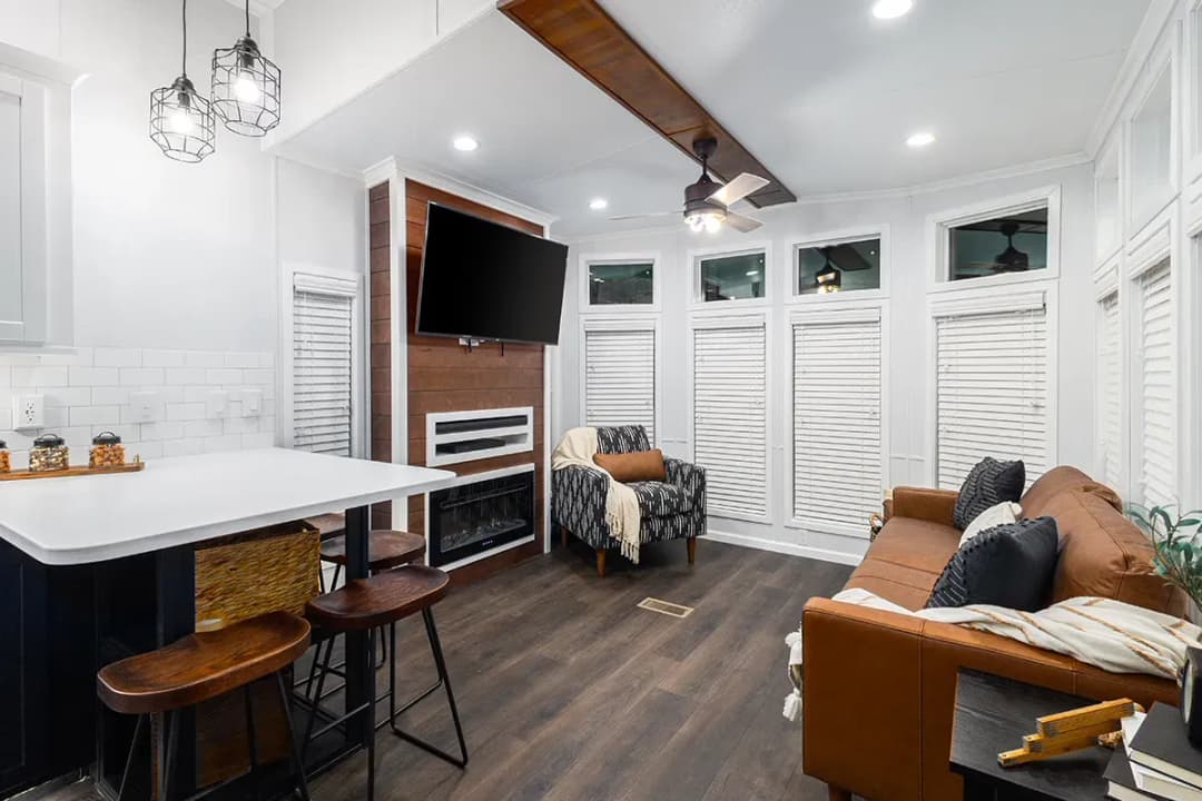 Eldorado 9043 interior home features