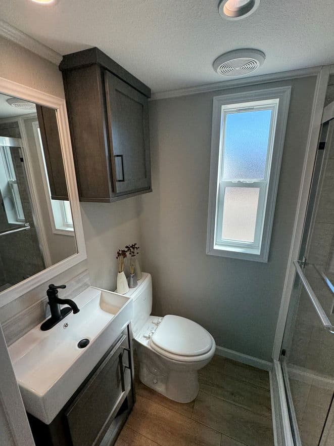 Vista 14411o bathroom home features