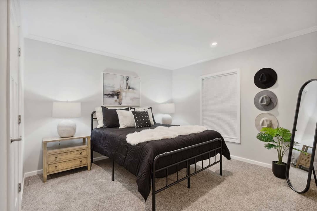 C819 bedroom home features