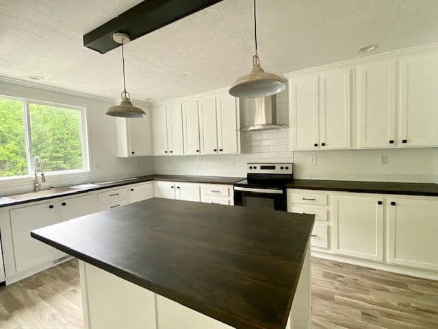 Country manor 32663m kitchen home features