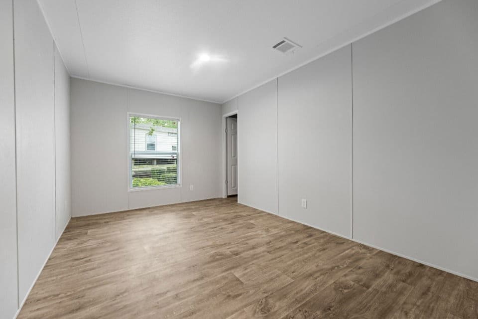 Pinnacle 32523p bedroom home features