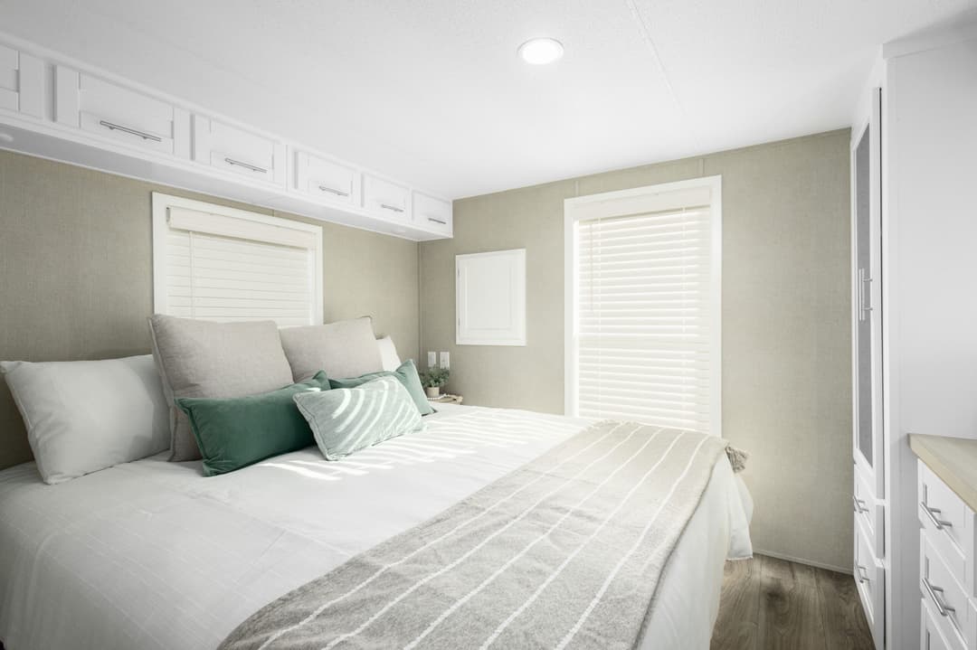 Lakeside 8104bk bedroom home features