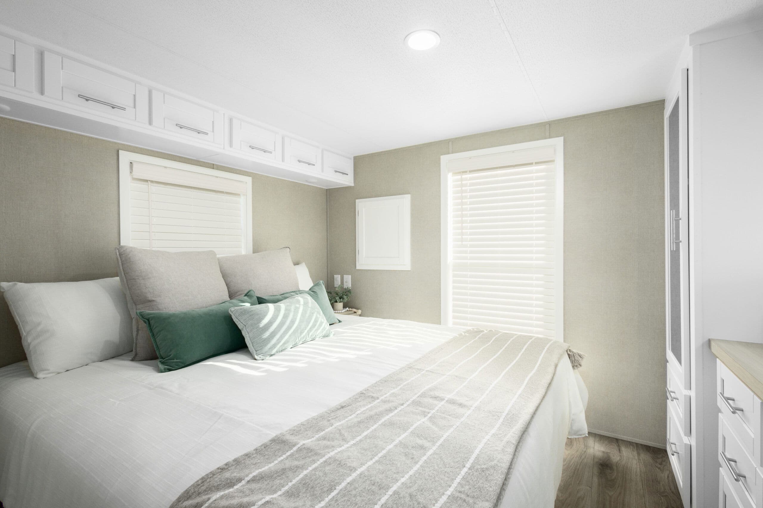 Lakeside 8104bk bedroom home features