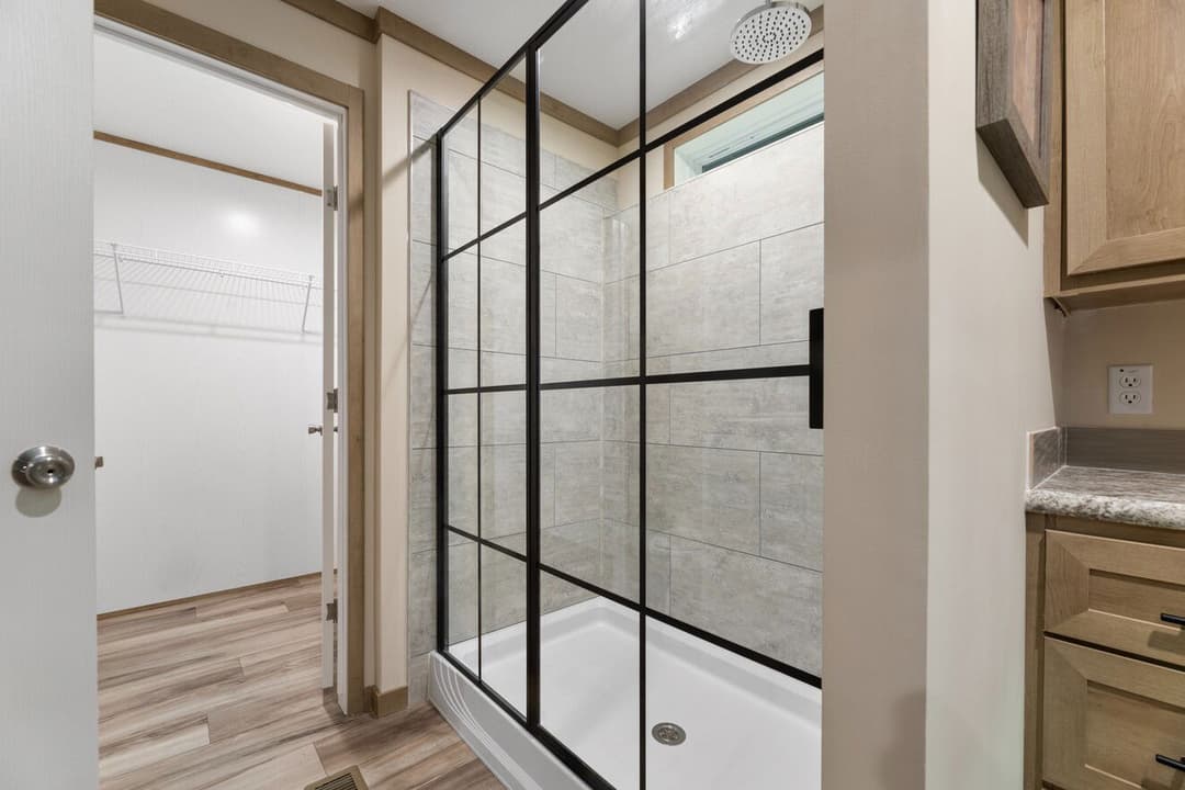 Ascension 16723h bathroom home features