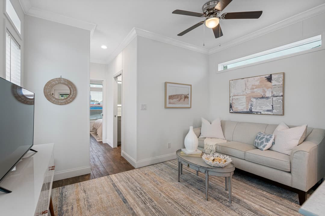 Daisy interior home features