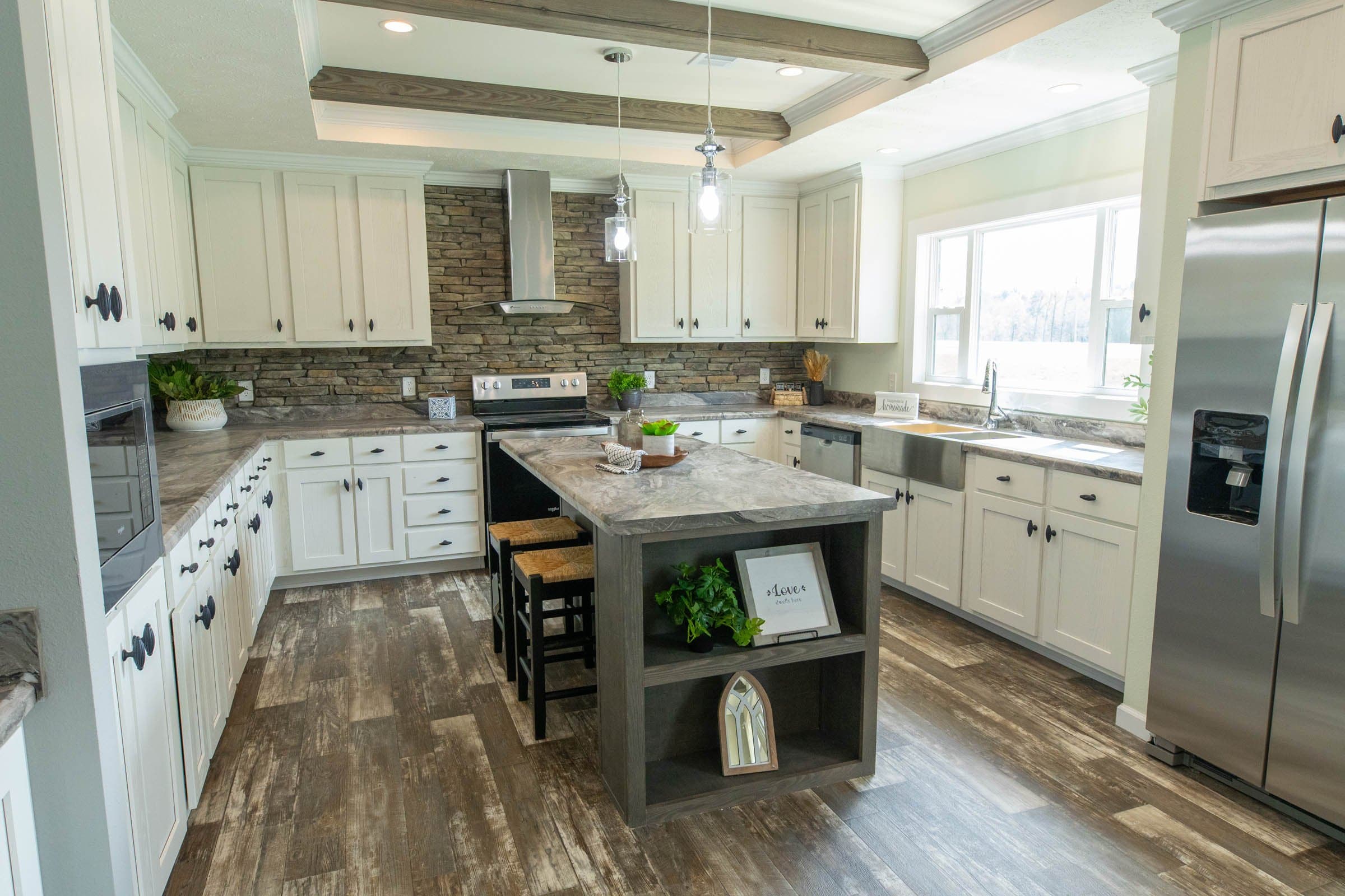 Lynn kitchen home features