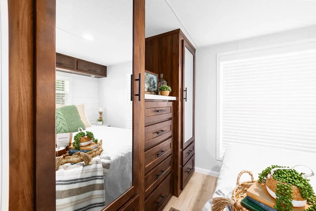 Island 6265kr bedroom home features