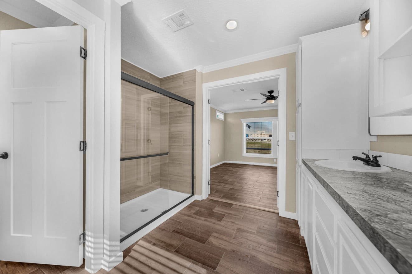 Sapphire 28663a bathroom home features