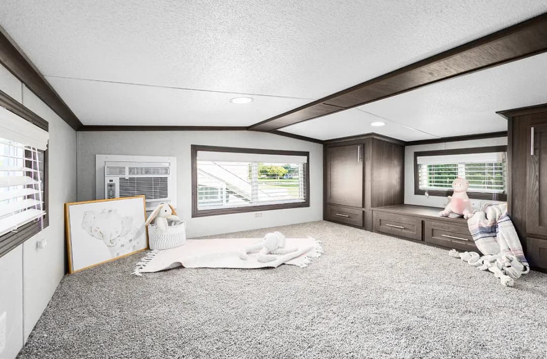 Lakeside 8155 bedroom home features