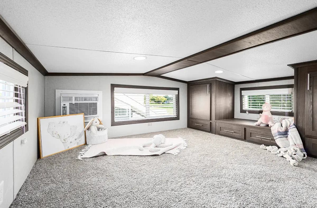 Lakeside 8155 bedroom home features