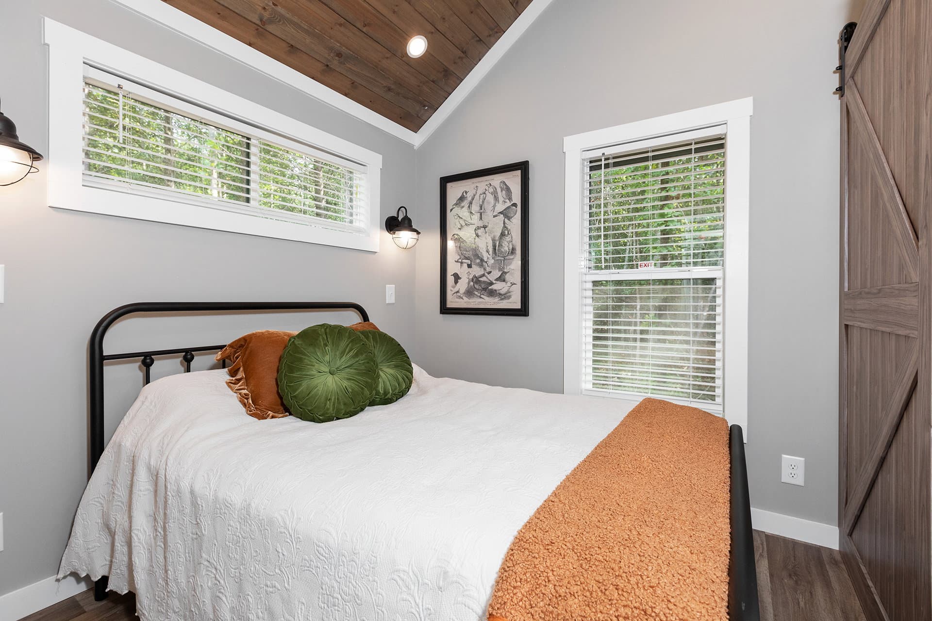Swayback bedroom home features