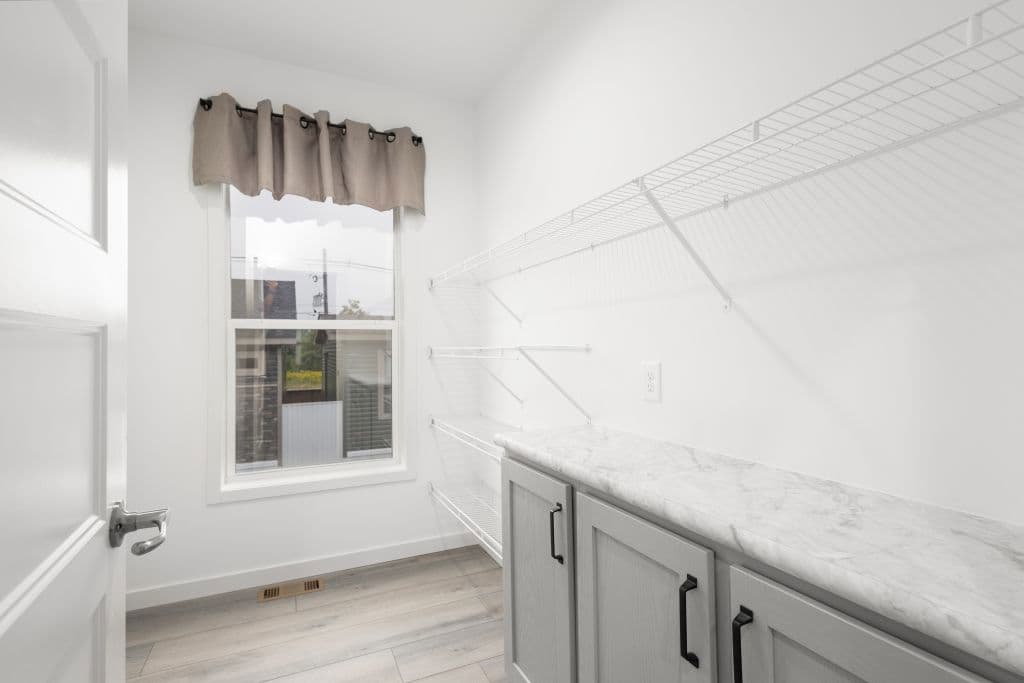 Pinecrest elite modular pgm5009-p interior home features