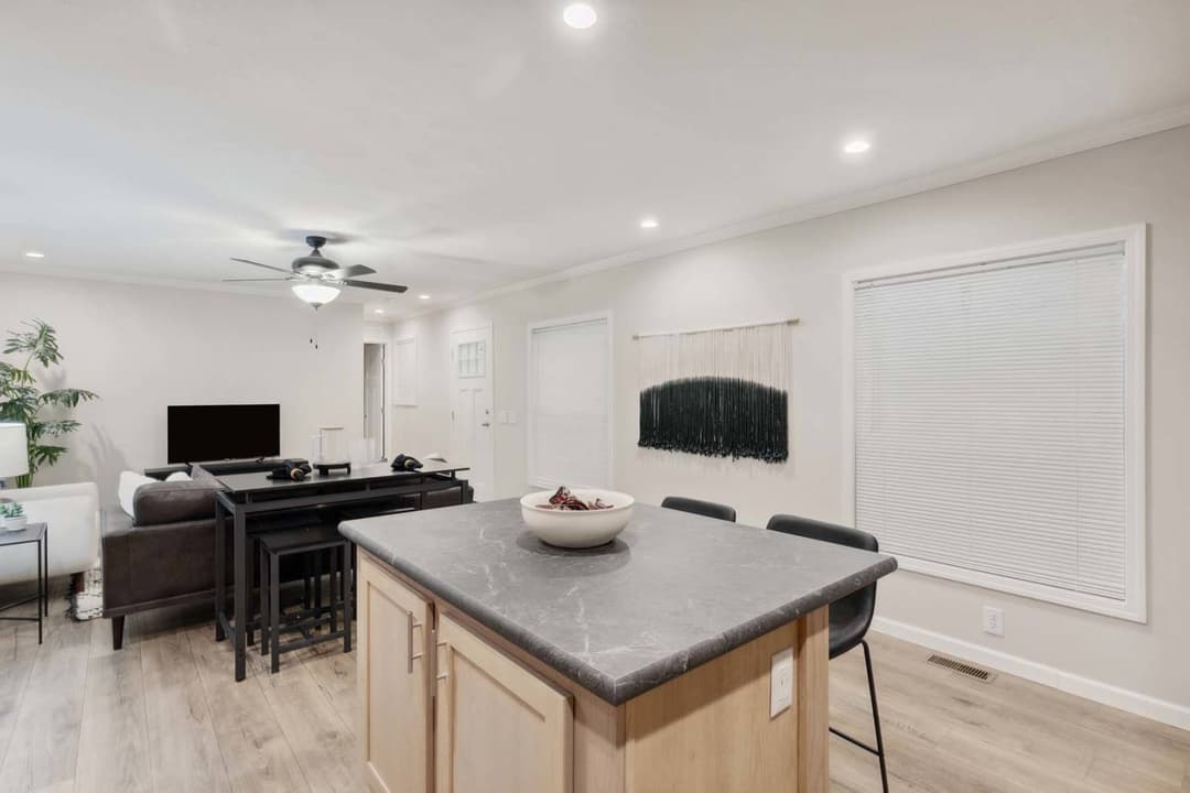 C819 kitchen home features