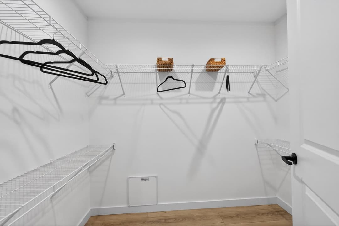 Aura 28644n interior home features