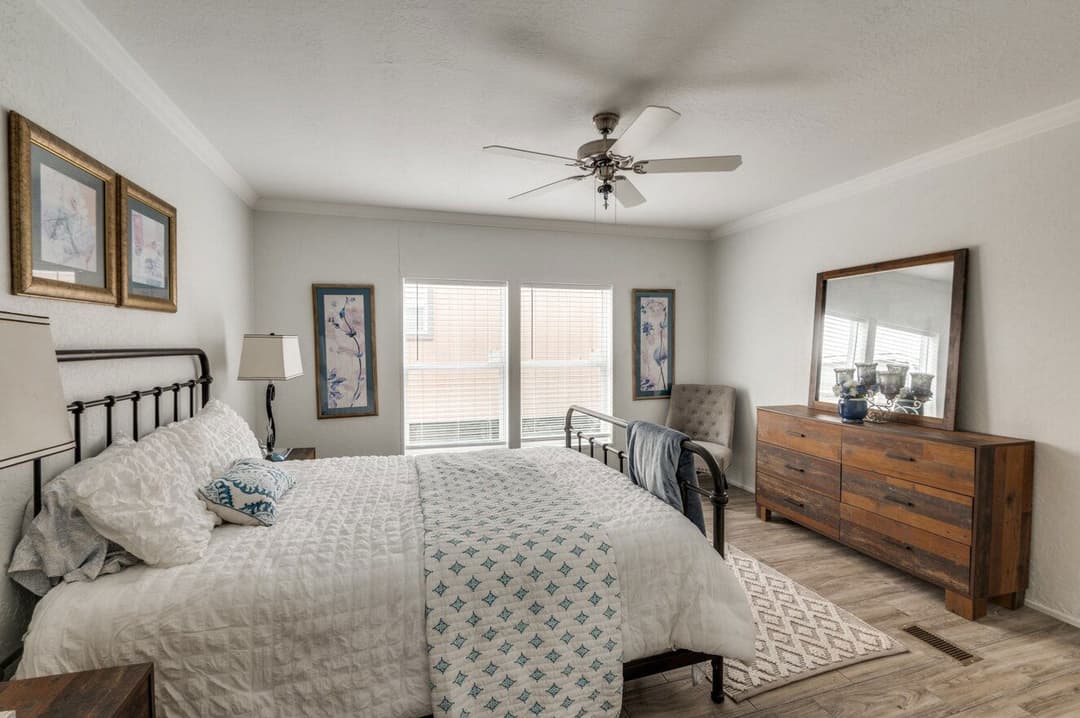 Emerald 28603a bedroom home features