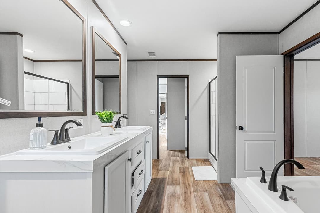 The anniversary 2.1 bathroom home features