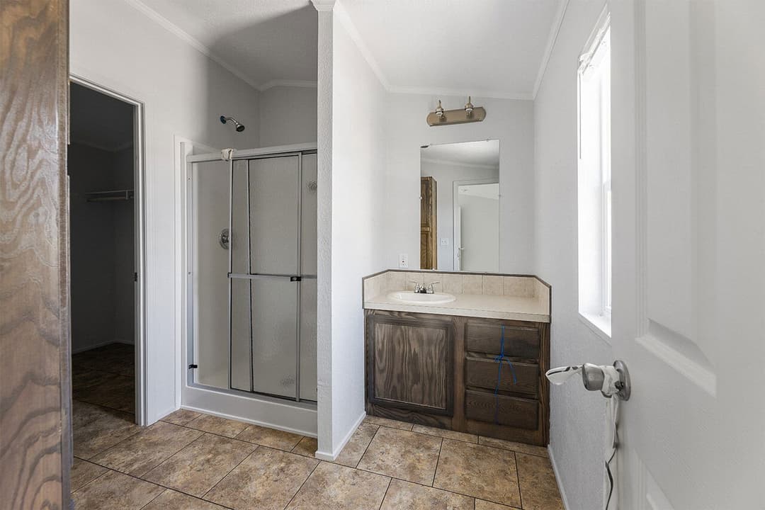 Emerald 16723a bathroom home features