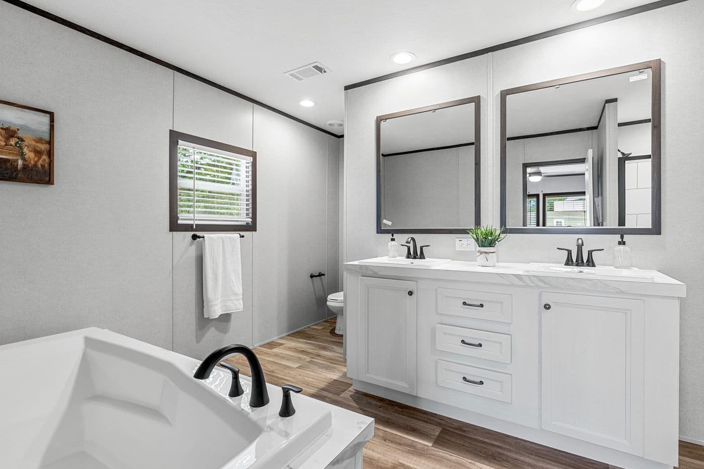 The anniversary 2.1 bathroom home features