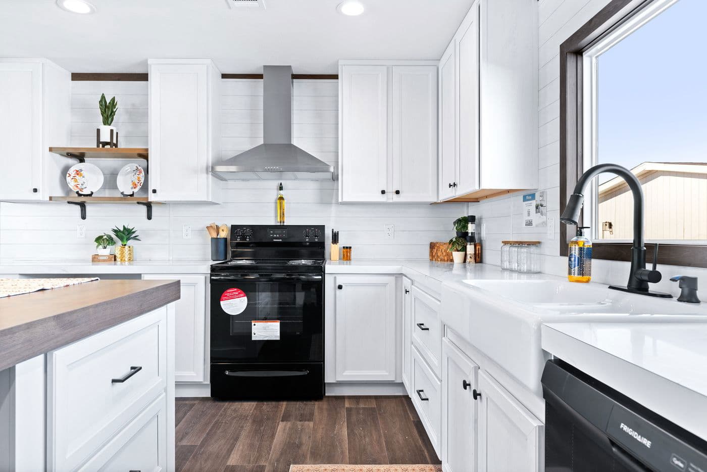 Breeze farmhouse kitchen home features