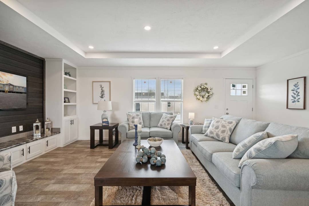 Pursuit interior home features