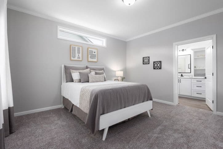 Max premier 2 32643a bedroom home features