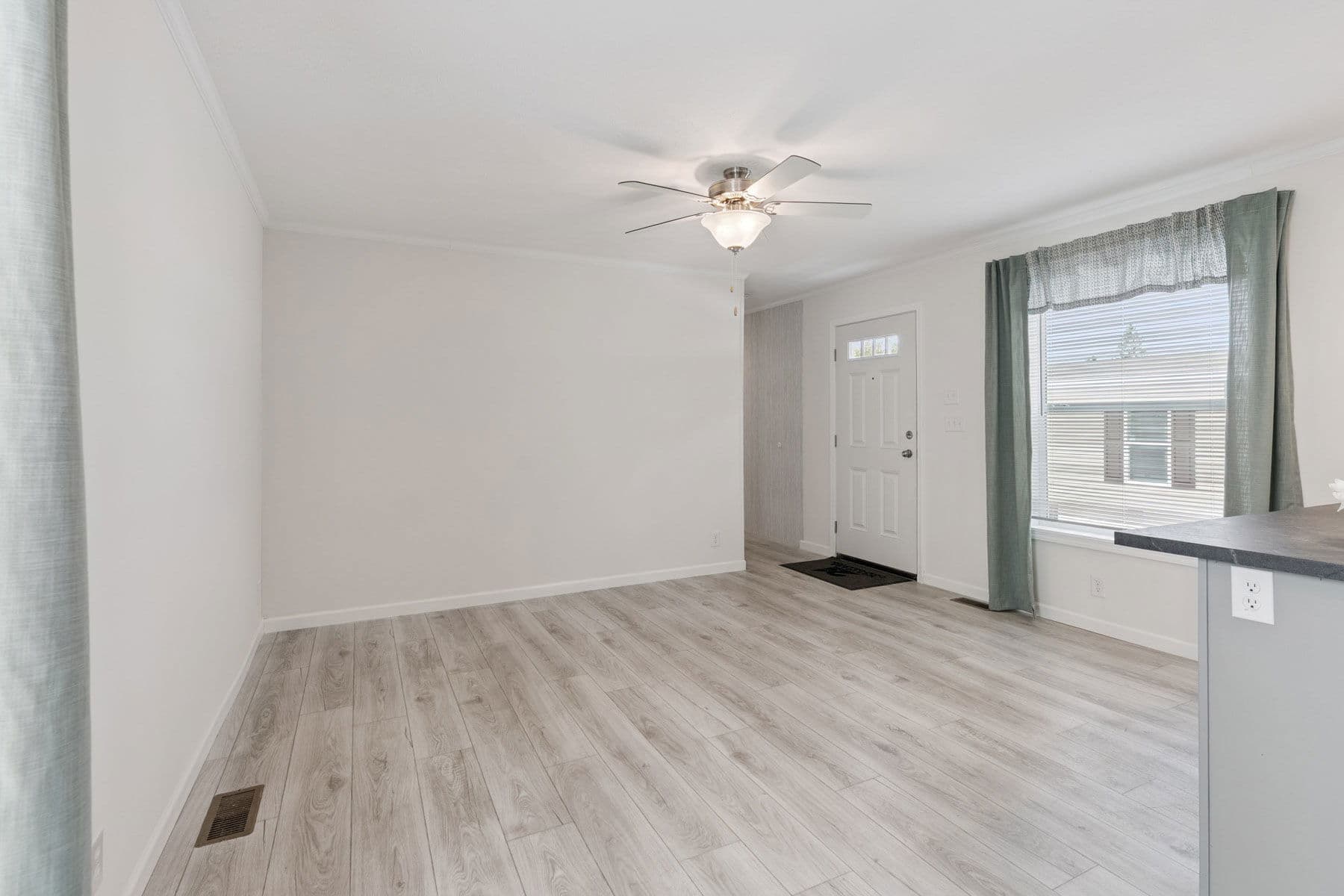 Achiever 6902 interior home features