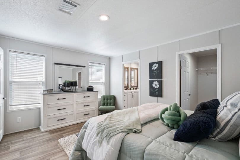 Valor 16763n bedroom home features