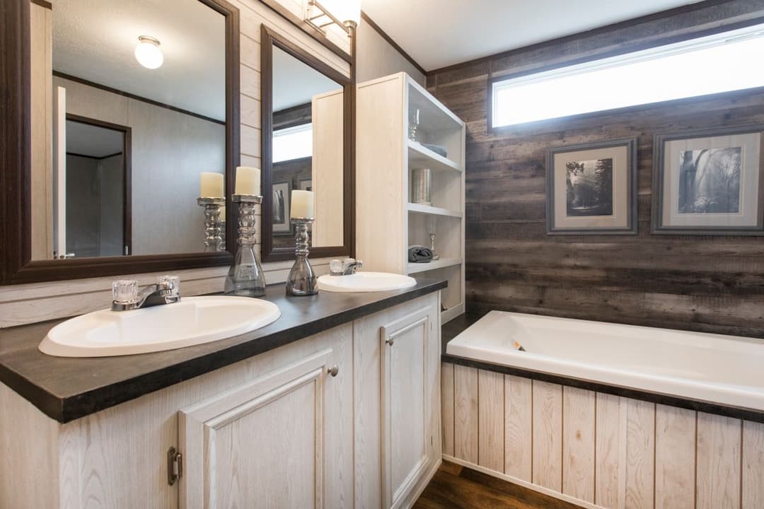 The seaside 1290 bathroom home features