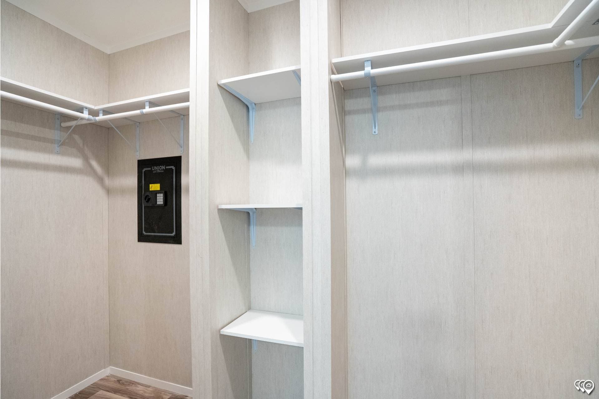 Arc1680-8018 interior home features