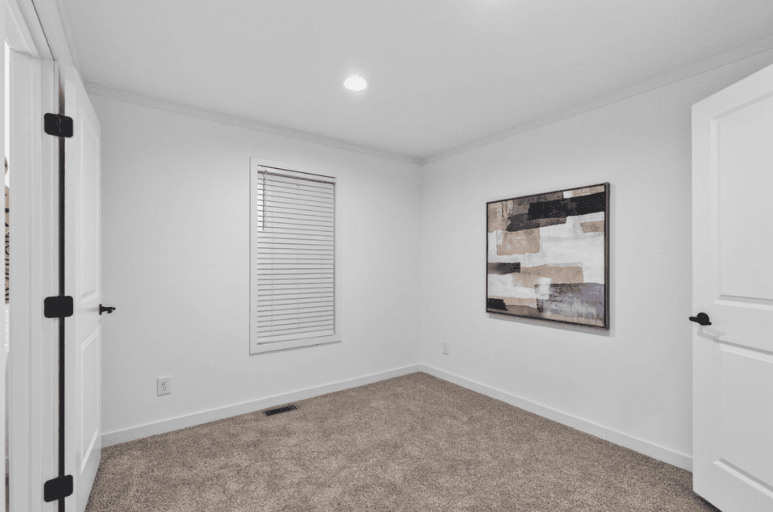 Aura 28644n bedroom home features