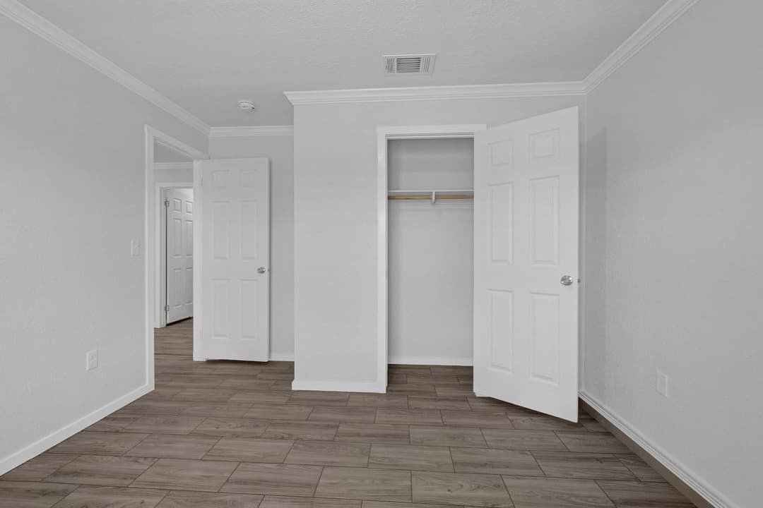 Topaz 28764a bedroom home features