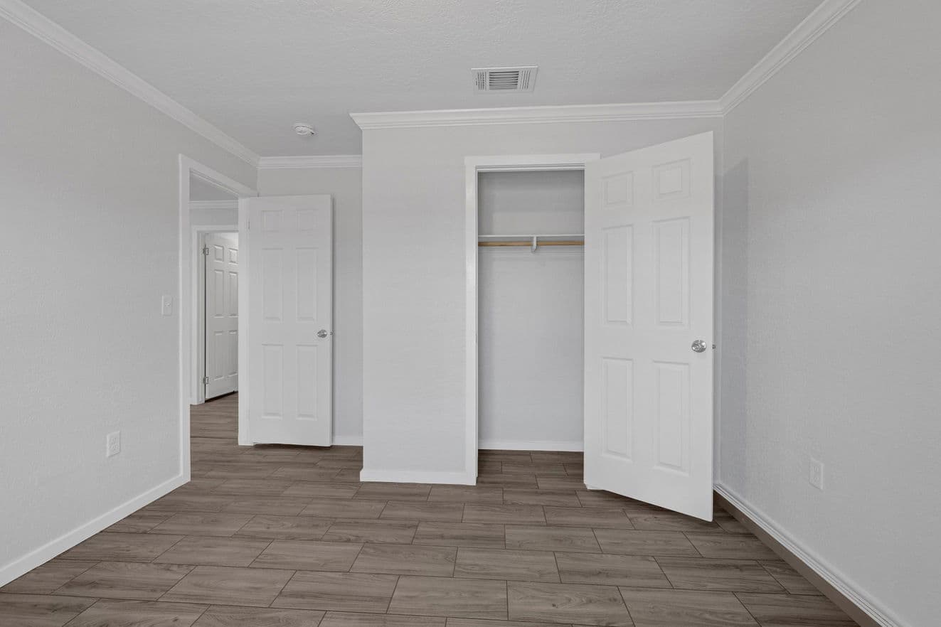 Topaz 28764a bedroom home features