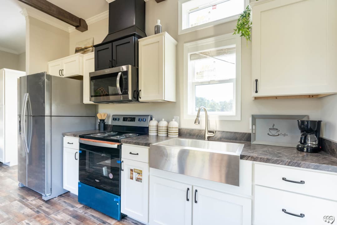 Cozy cabin 2 kitchen home features